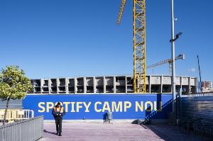 世体：巴塞罗那市政府批准诺坎普24小时赶工️草皮月底就位！