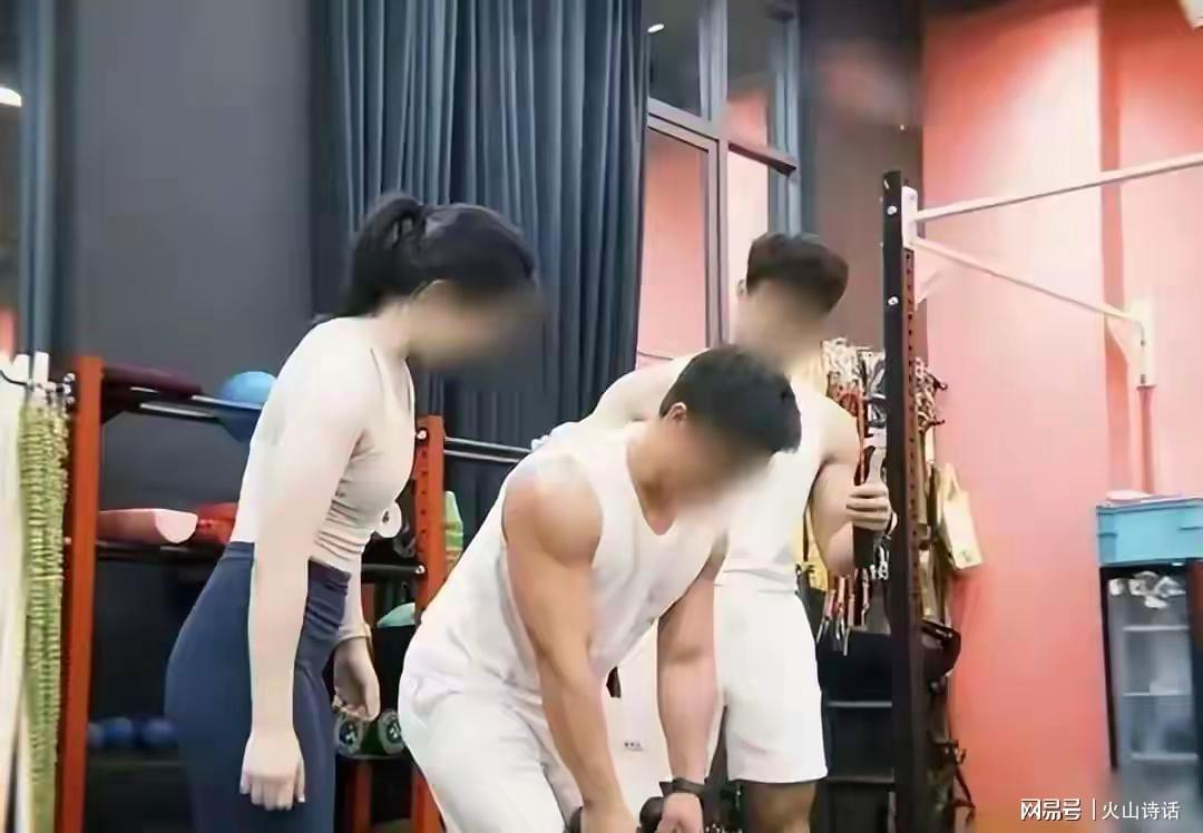啪啪打脸!健身房一男教练被指与4女学员存在不正当关系,被群殴