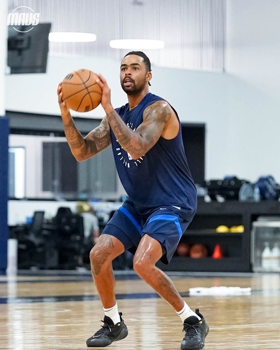 独行侠新援拉塞尔投入训练，官方发布多图展现季前备战状态