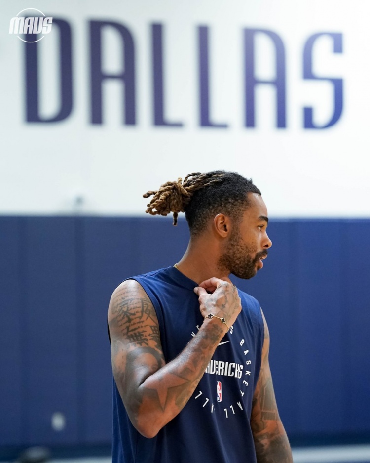 独行侠新援拉塞尔投入训练，官方发布多图展现季前备战状态