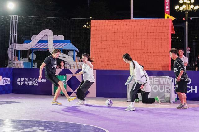 1730781065417075156.jpg 欧冠直播-“怒放竞技场”首现羊城 3V3街头足球潮爆大湾区