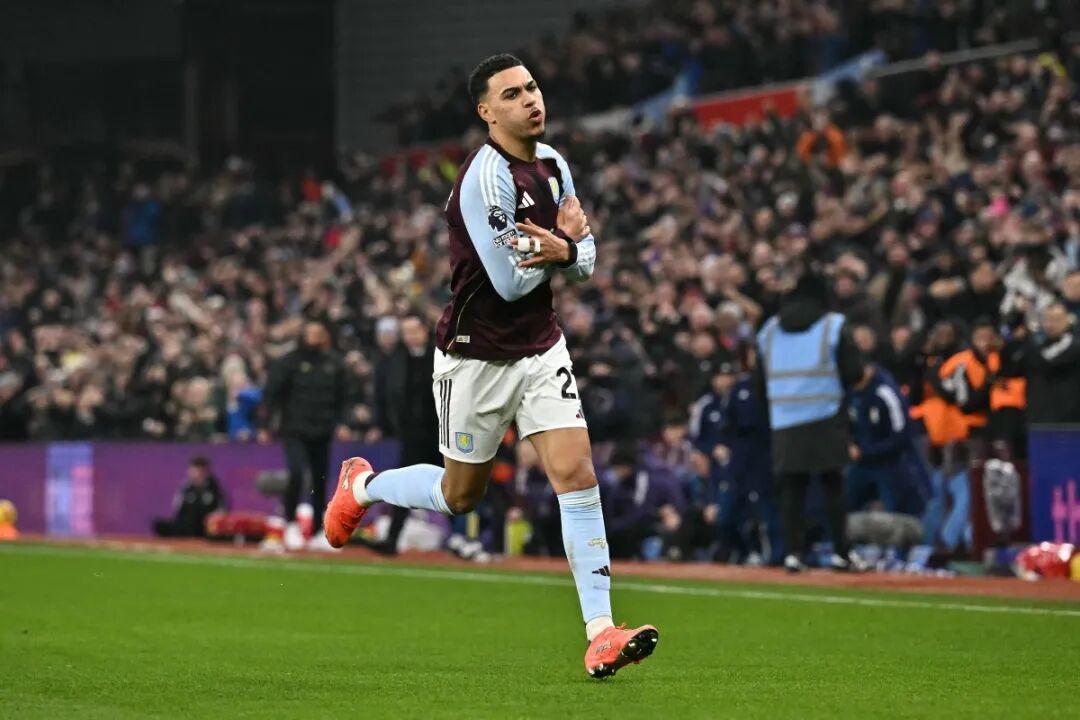 美女主播-维拉“寒王”，已进化成英超新型前腰代表